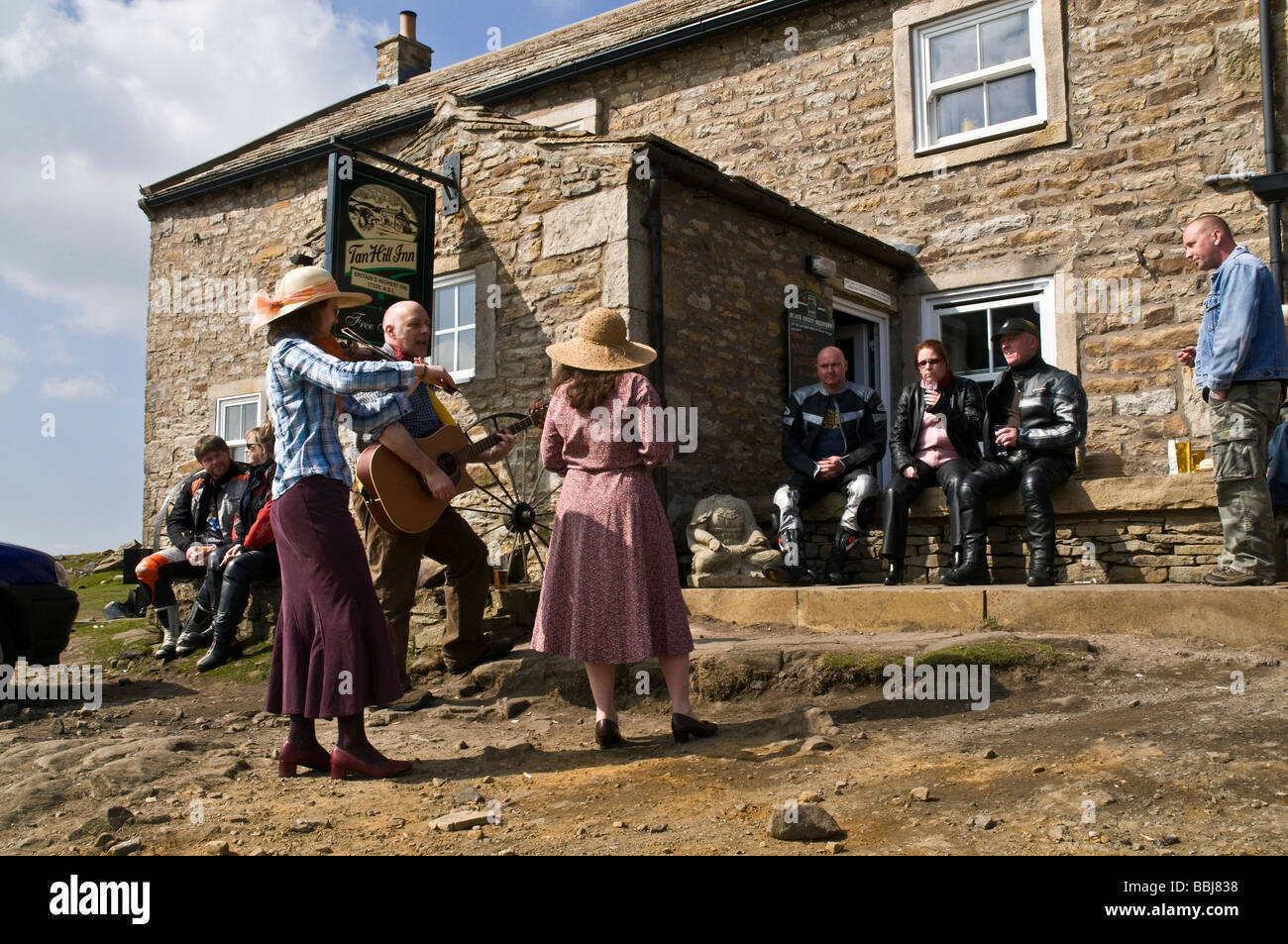 dh Tan Hill Inn TAN HILL NORTH YORKSHIRE Musicians playing outside pub Britain Yorkshire Dales National Park music folk band england uk people Stock Photo