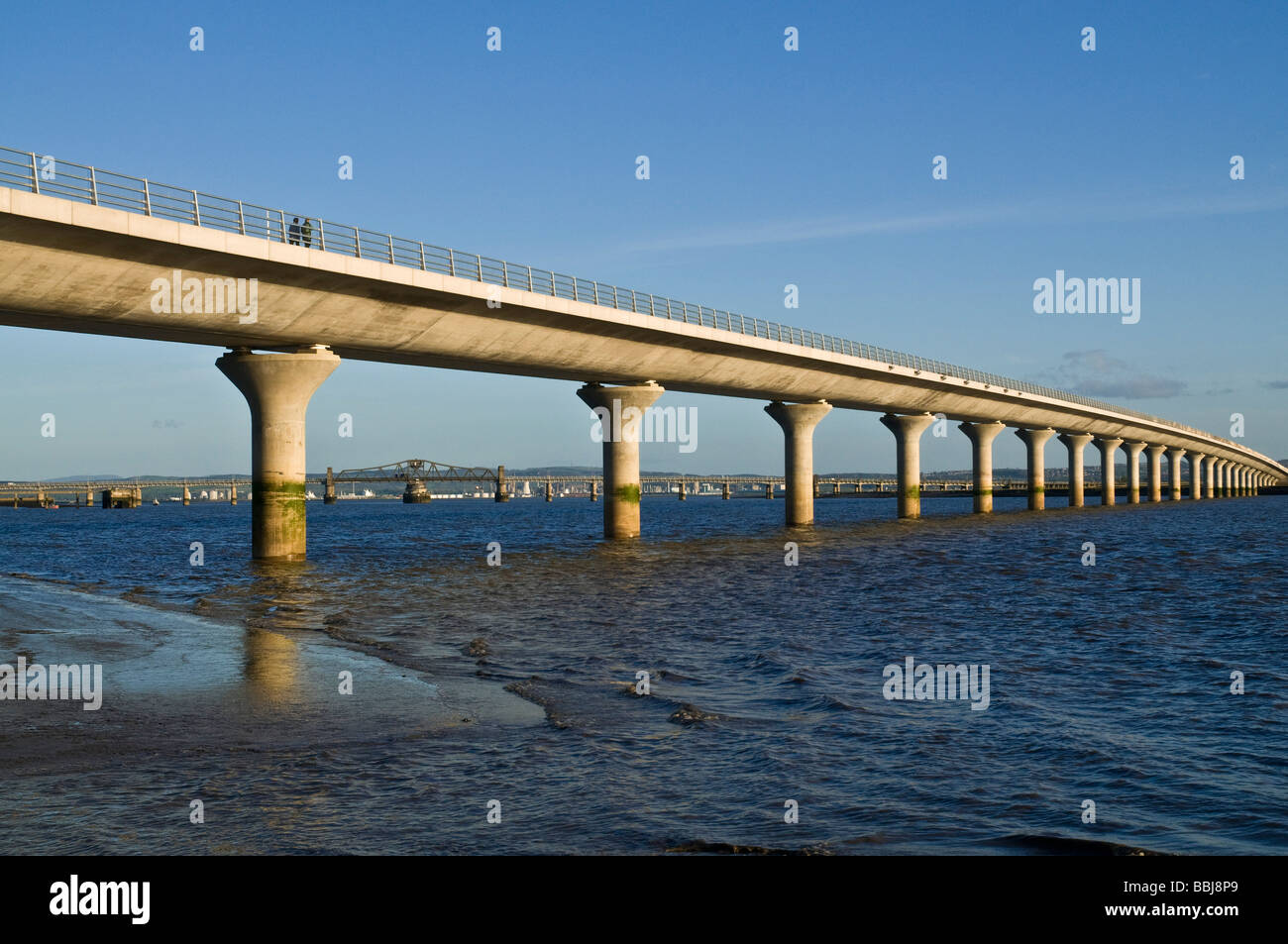 dh Clackmannanshire bridge A876 KINCARDINE FIFE People on roadbridge Clackmannanshire road bridges River Forth and Kincardine bridge roadbridges Stock Photo