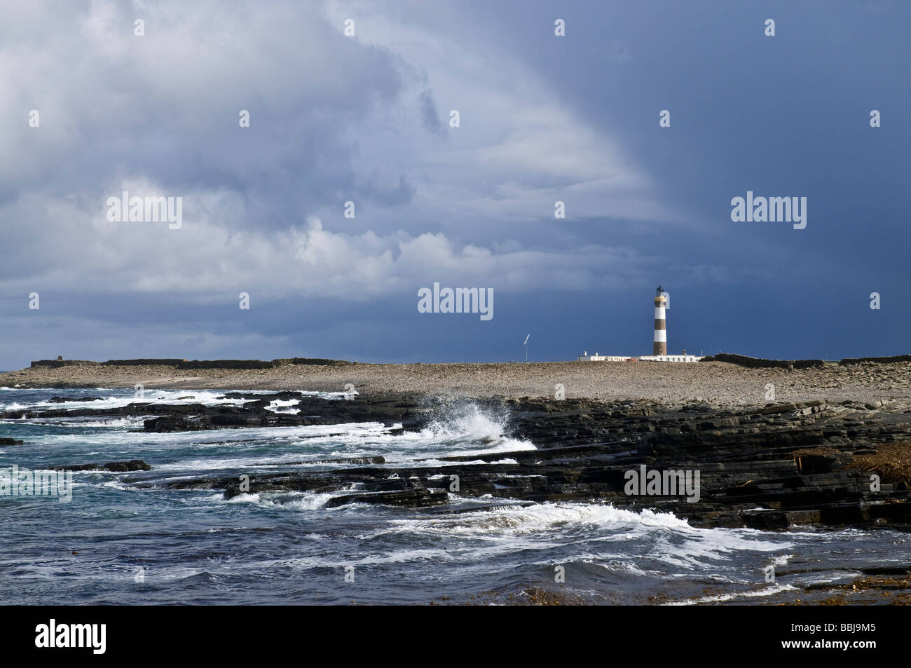 dh Garso Wick NORTH RONALDSAY ORKNEY Stormy skies rough seas North Ronaldsay Lighthouse sea uk coast islands storm rolling clouds Stock Photo