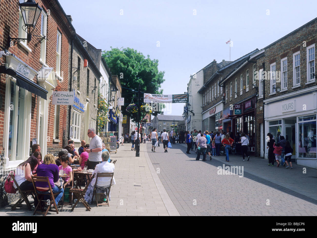 https://c8.alamy.com/comp/BBJCP6/thetford-town-centre-pedestrian-shopping-precinct-street-cafe-people-BBJCP6.jpg