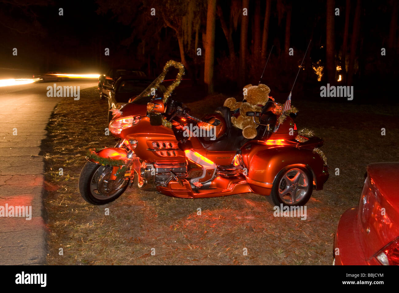 Moto rouge avec boucles festives sur le volant. Décoration moto pour  mariage Photo Stock - Alamy