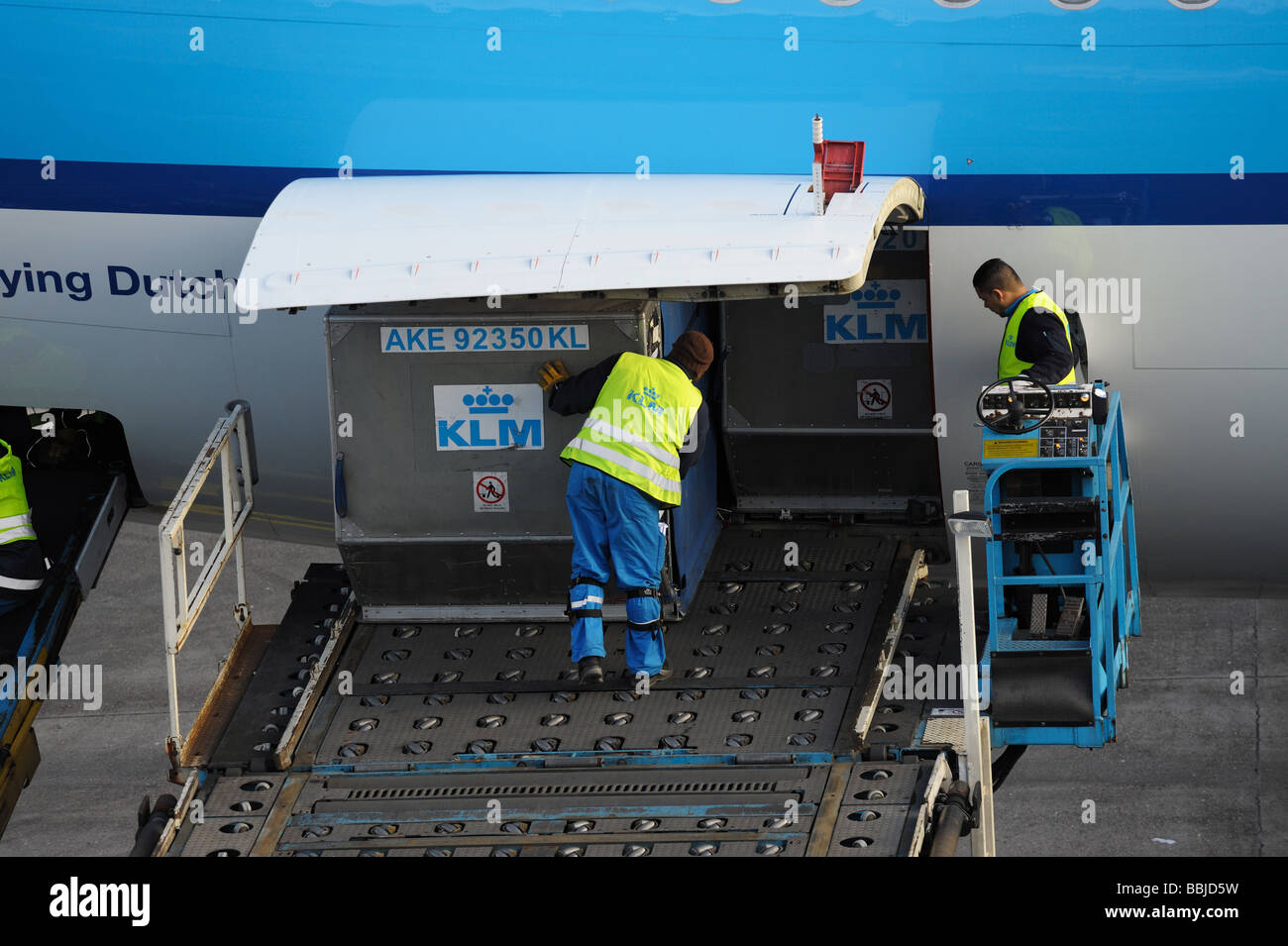 Cargo aircraft loading hires stock photography and images Alamy