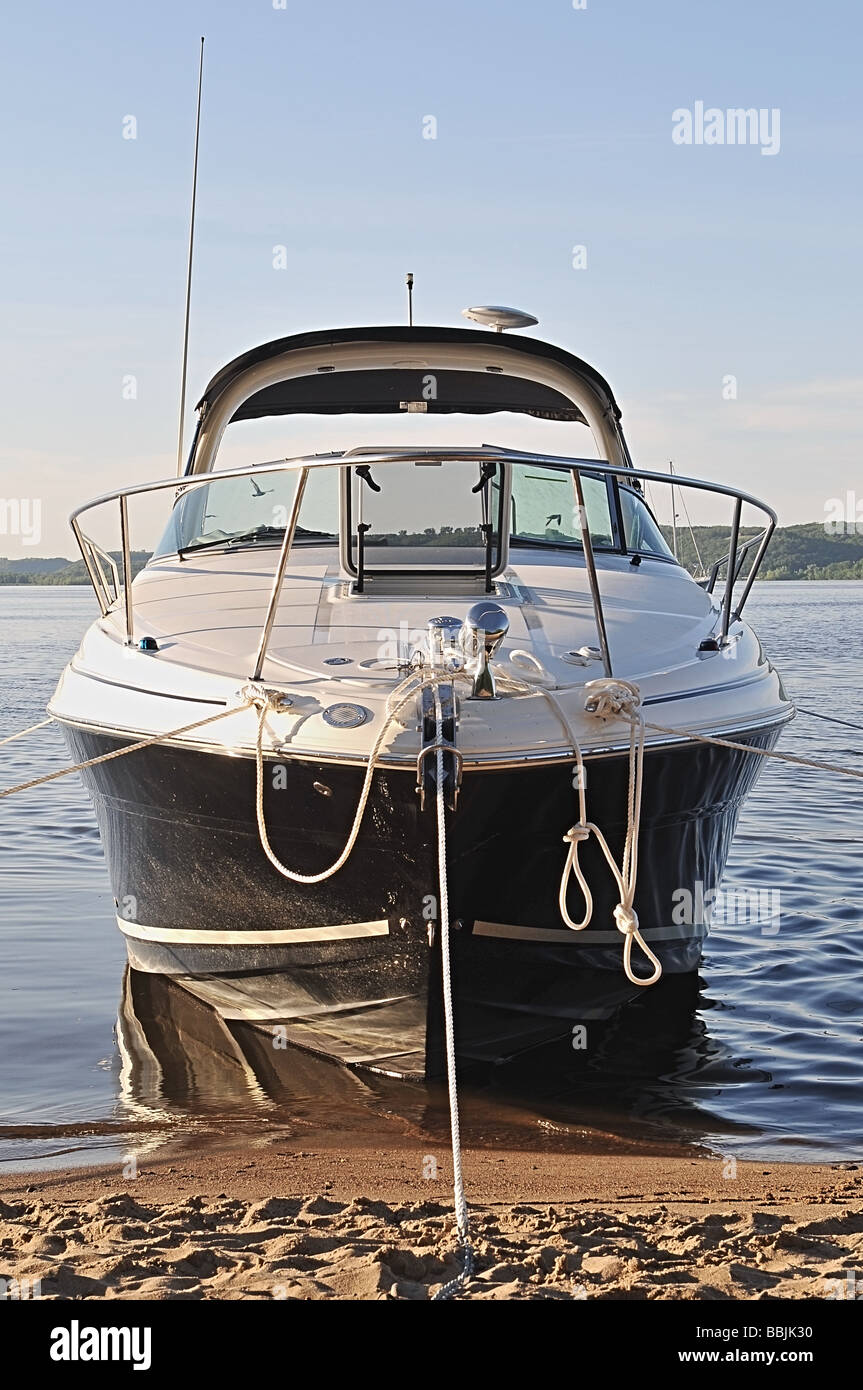 Anchored boat hi-res stock photography and images - Alamy