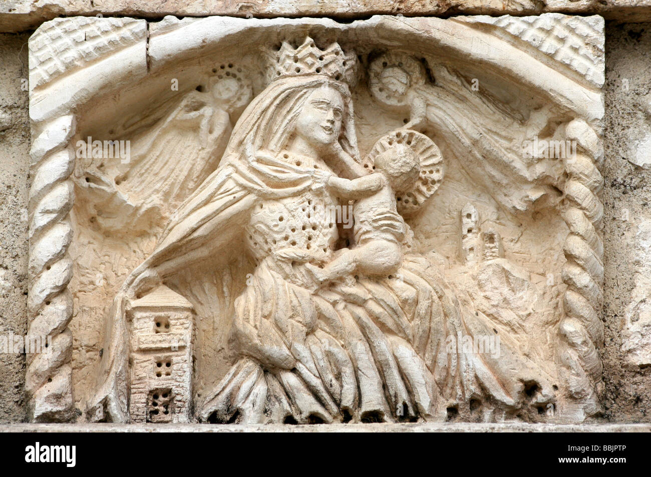 Madonna And Baby Stonework Carving On A House In The Village Of Saint-Cirq Lapopie Beside The River Lot, Midi Pyrenees, France Stock Photo