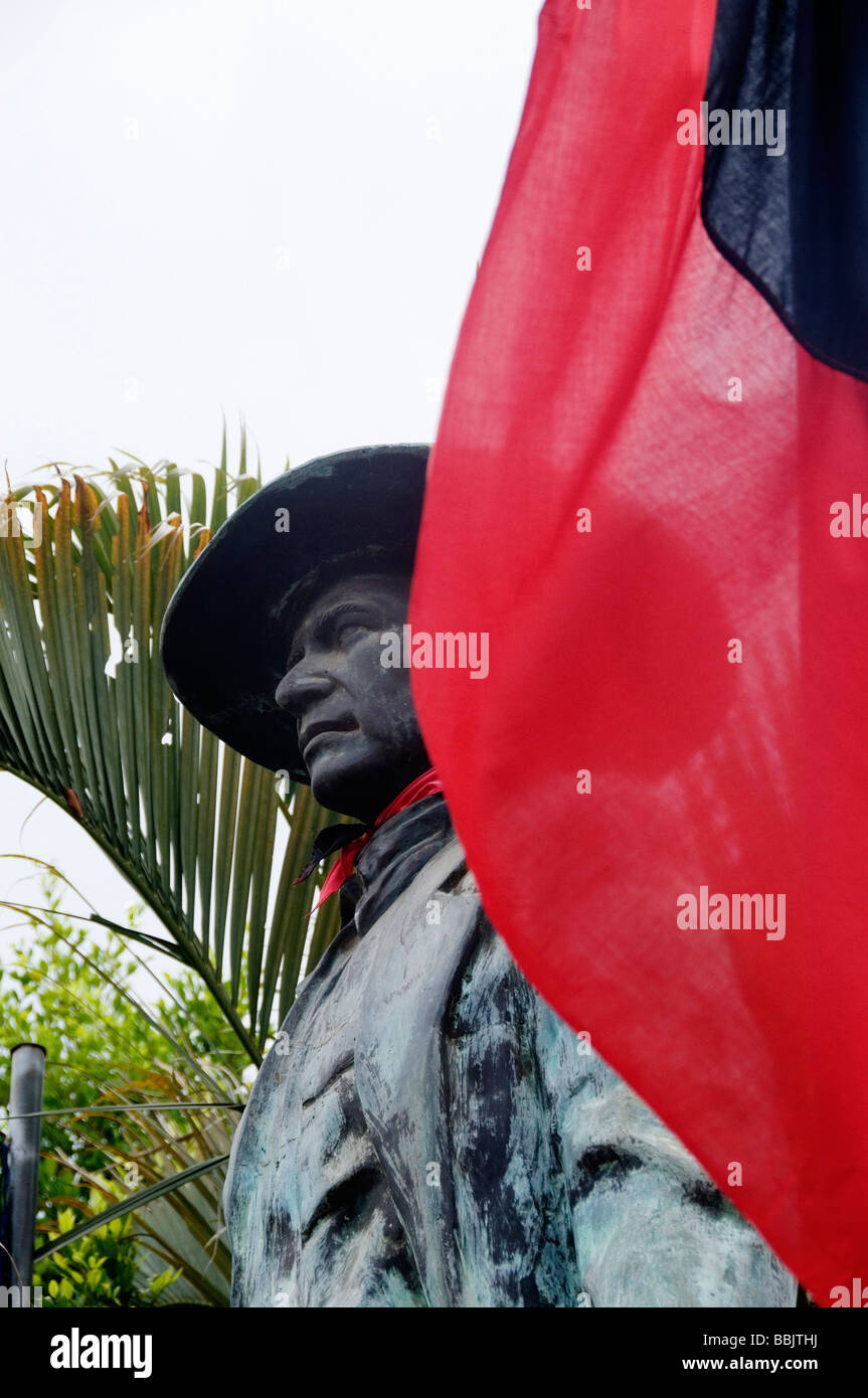 Nicaragua . Niquinohomo .Statue of Sandino revolutionary leader who was born here next to red and black flag of Sandinista party Stock Photo