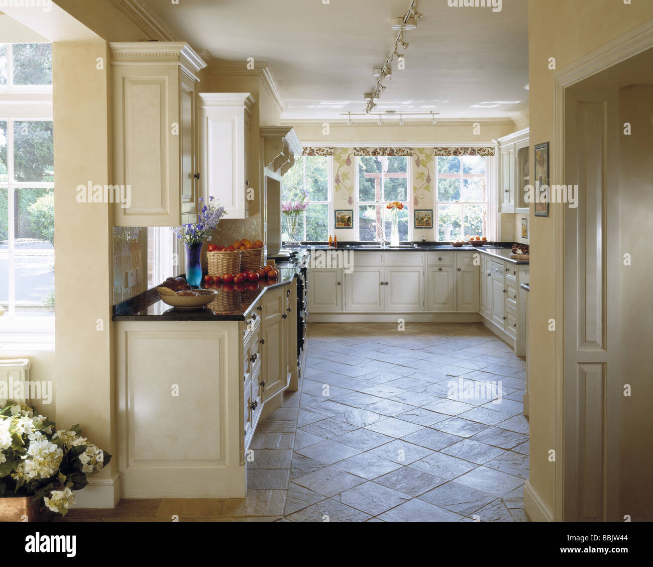 Cream kitchen cabinets hi-res stock photography and images - Alamy