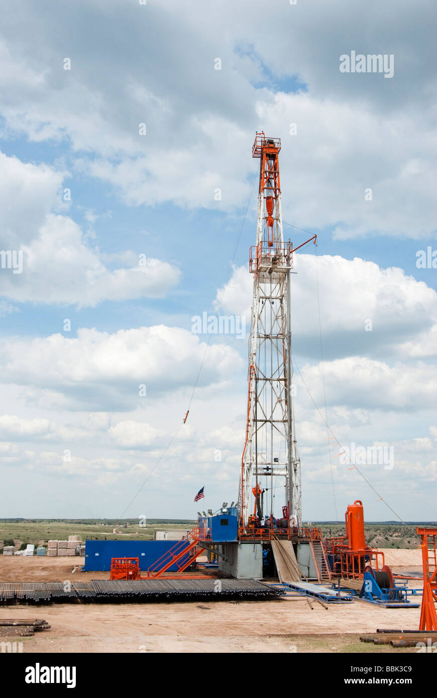 an oil drilling rig in the oil fields of Texas Stock Photo - Alamy