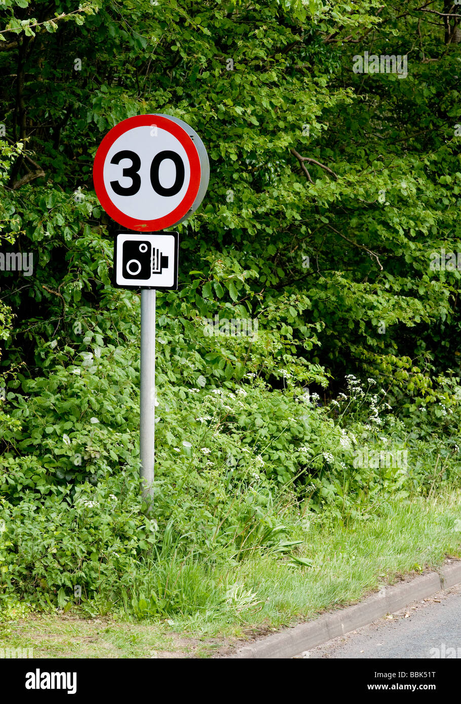 SPEED LIMIT SIGN AND SPEED CAMERA SIGN AT HYDE HEATH VILLAGE  BUCKS, ENGLAND. Stock Photo