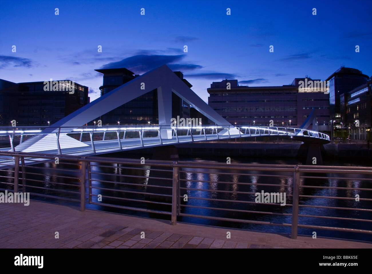 The new Tradeston 'Squiggly' Bridge joining the financial district of Glasogw City Centre with Tradeston and the Southside. Stock Photo