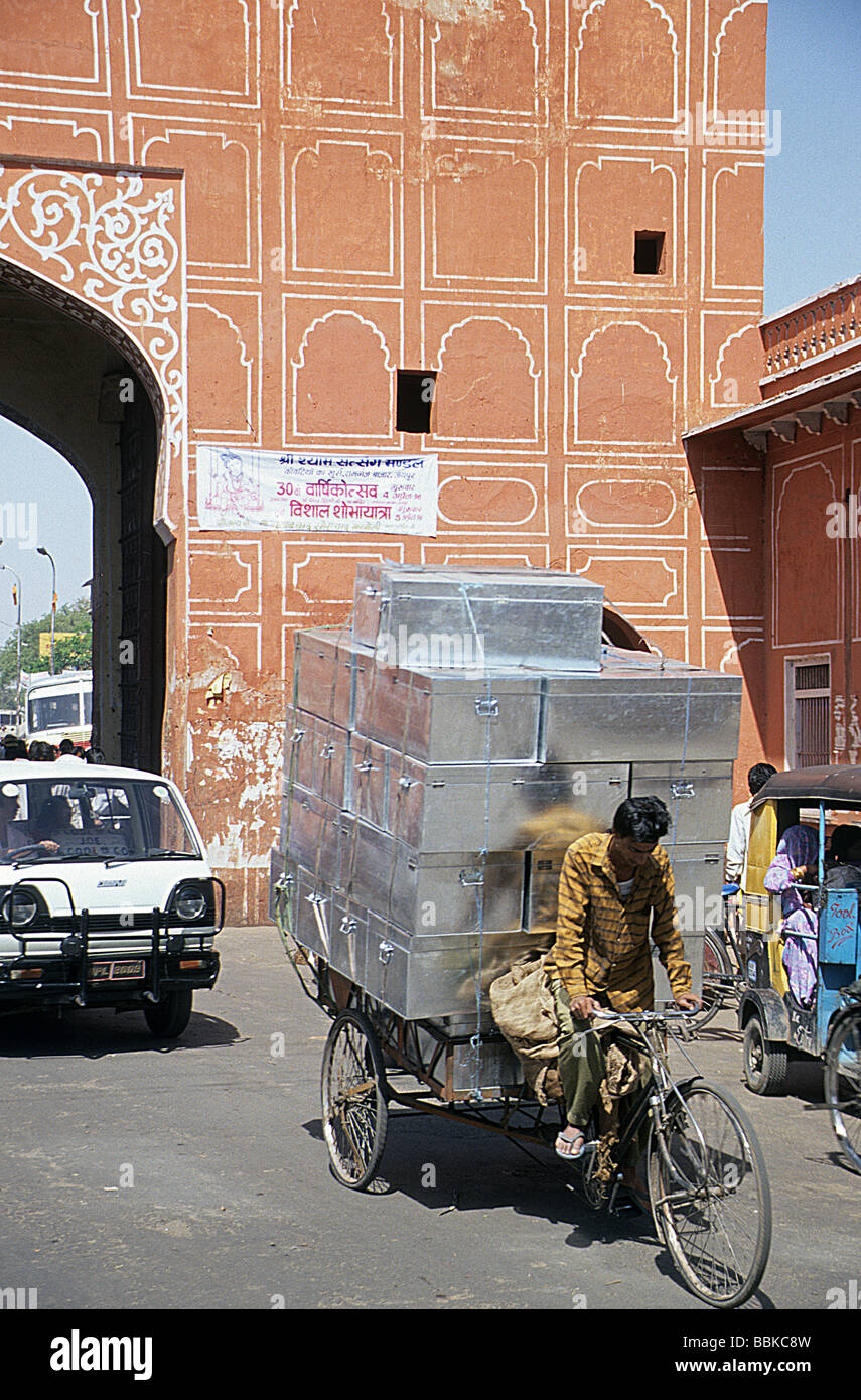 Jaipur, Rajasthan, India, cycle-rickshaw carrying new tin-plate boxes near Chand Pol Gate Stock Photo