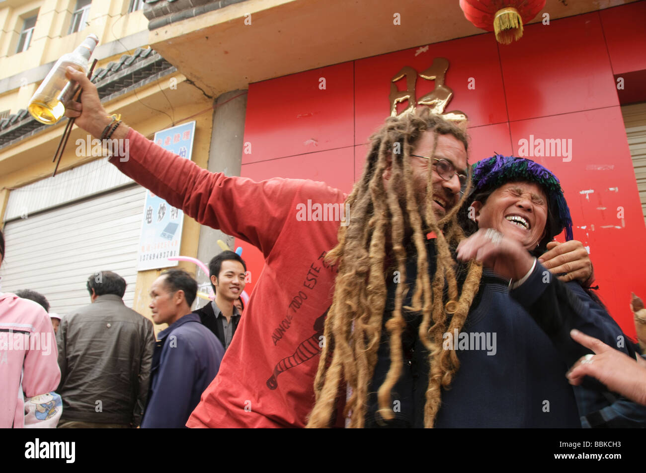 dreadlocked Spaniard having fun with local in Yuanyang China Stock Photo