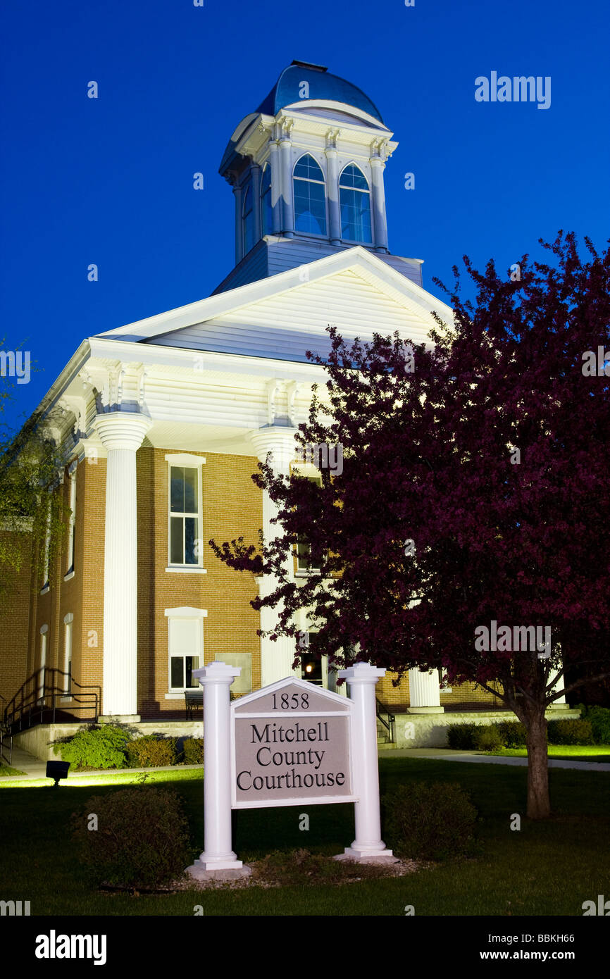 Mitchell County Courthouse, Osage, Iowa, USA, at night Stock Photo