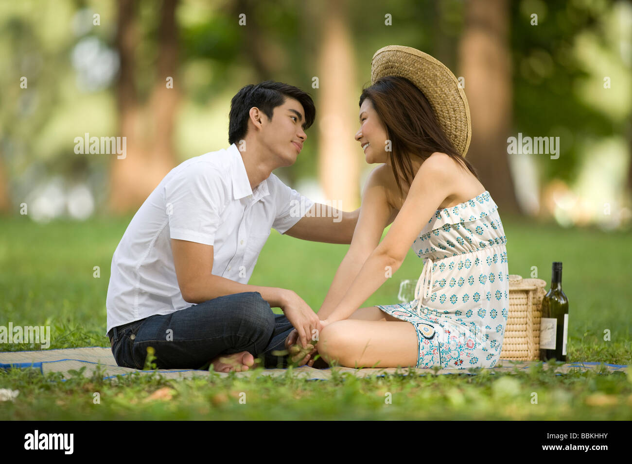 Young couple having picnic in the park Stock Photo - Alamy