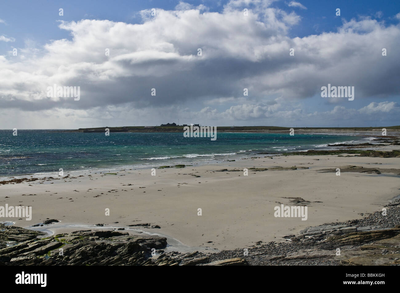 dh Nouster Bay NORTH RONALDSAY ORKNEY Sandy beach and Bird observatory Twingness Stock Photo
