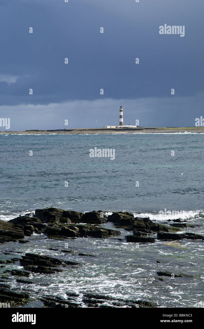 dh Garso Wick NORTH RONALDSAY ORKNEY Stormy skies rocky shore North Ronaldsay Lighthouse Stock Photo