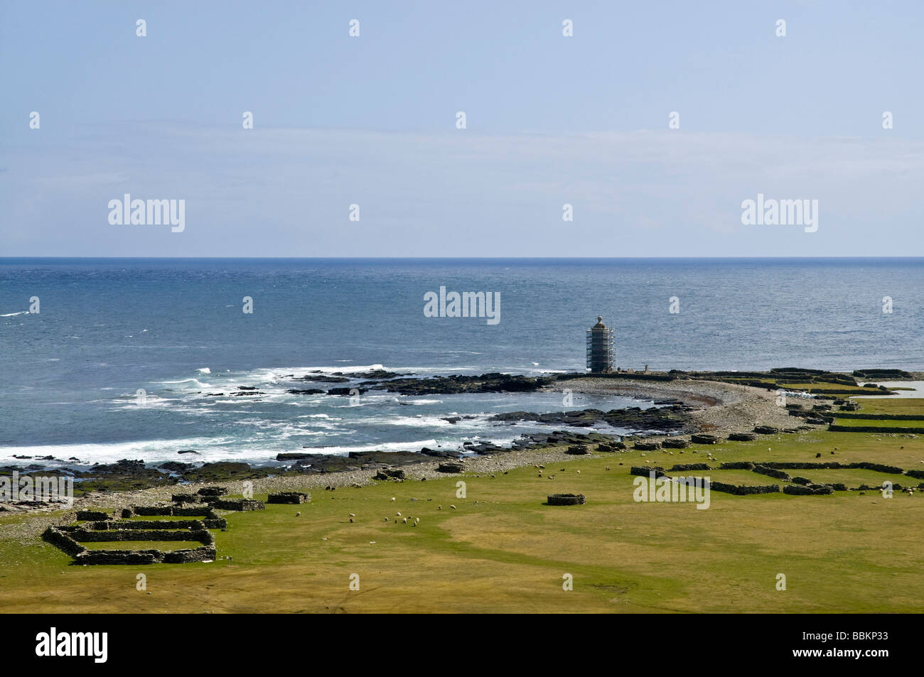 dh Dennis Ness NORTH RONALDSAY ORKNEY Old lighthouse beacon tower and Sjaivar Bay Stock Photo