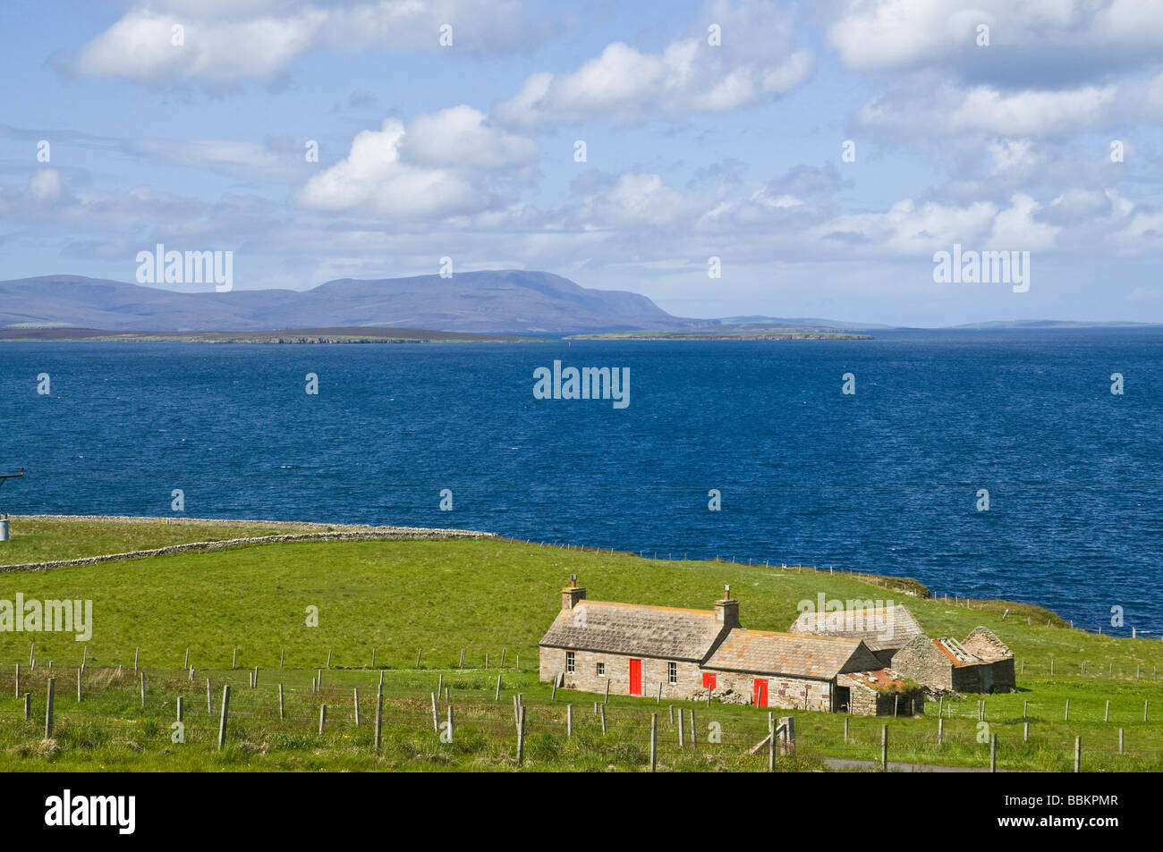 dh Hoxa Scapa Flow SOUTH RONALDSAY ORKNEY SCOTLAND Coastal Houses by the sea cottage house idyllic cottages scottish highlands islands Stock Photo