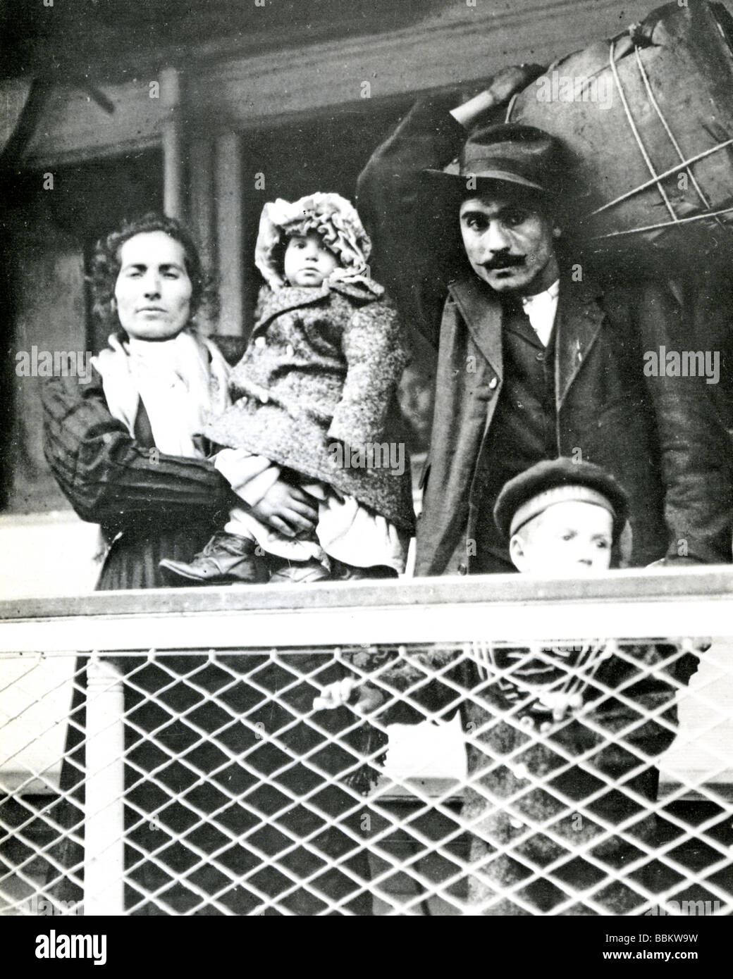 ITALIAN IMMIGRANT FAMILY arriving at Ellis Island New York in 1902 Stock Photo
