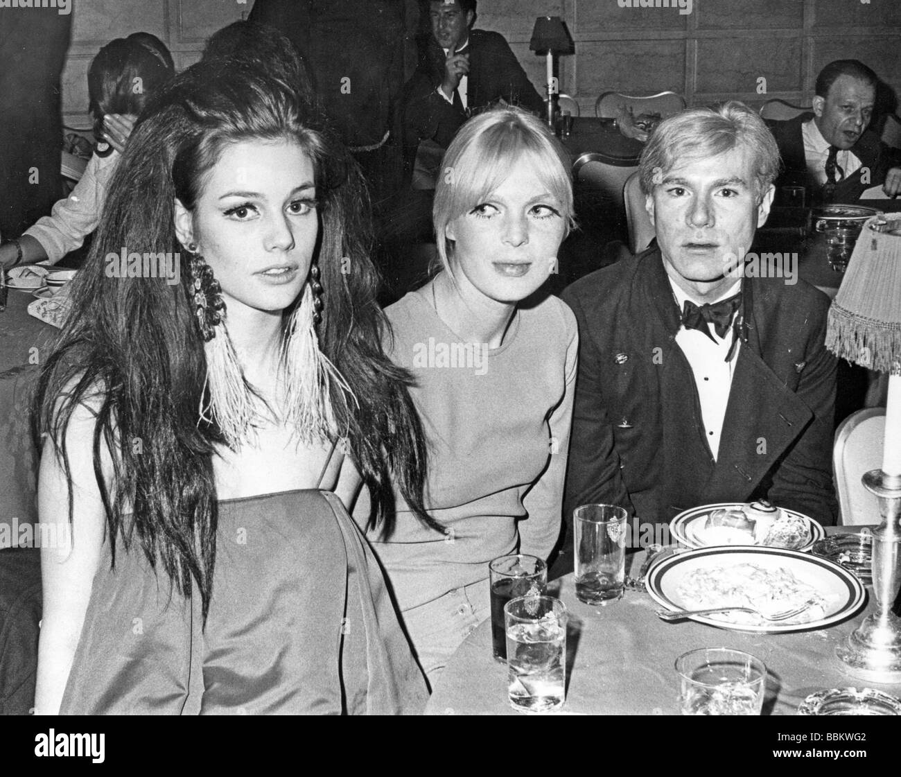 ANDY WARHOL  US arttist at right next to Nico with Susan Bottomly at left Stock Photo