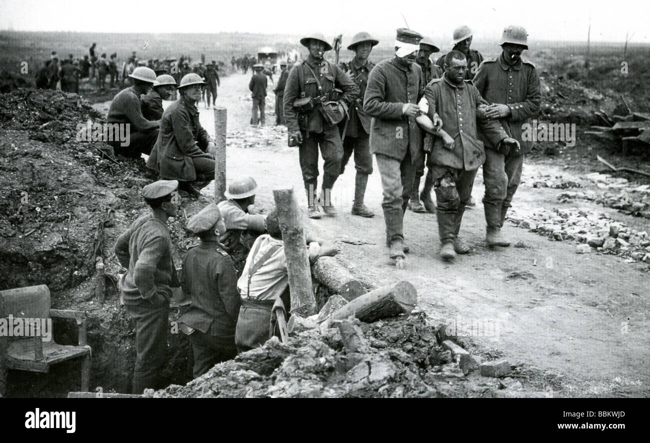 BATTLE OF THE SOMME 1916 -  German wounded and prisoners are brought in by British soldiers Stock Photo