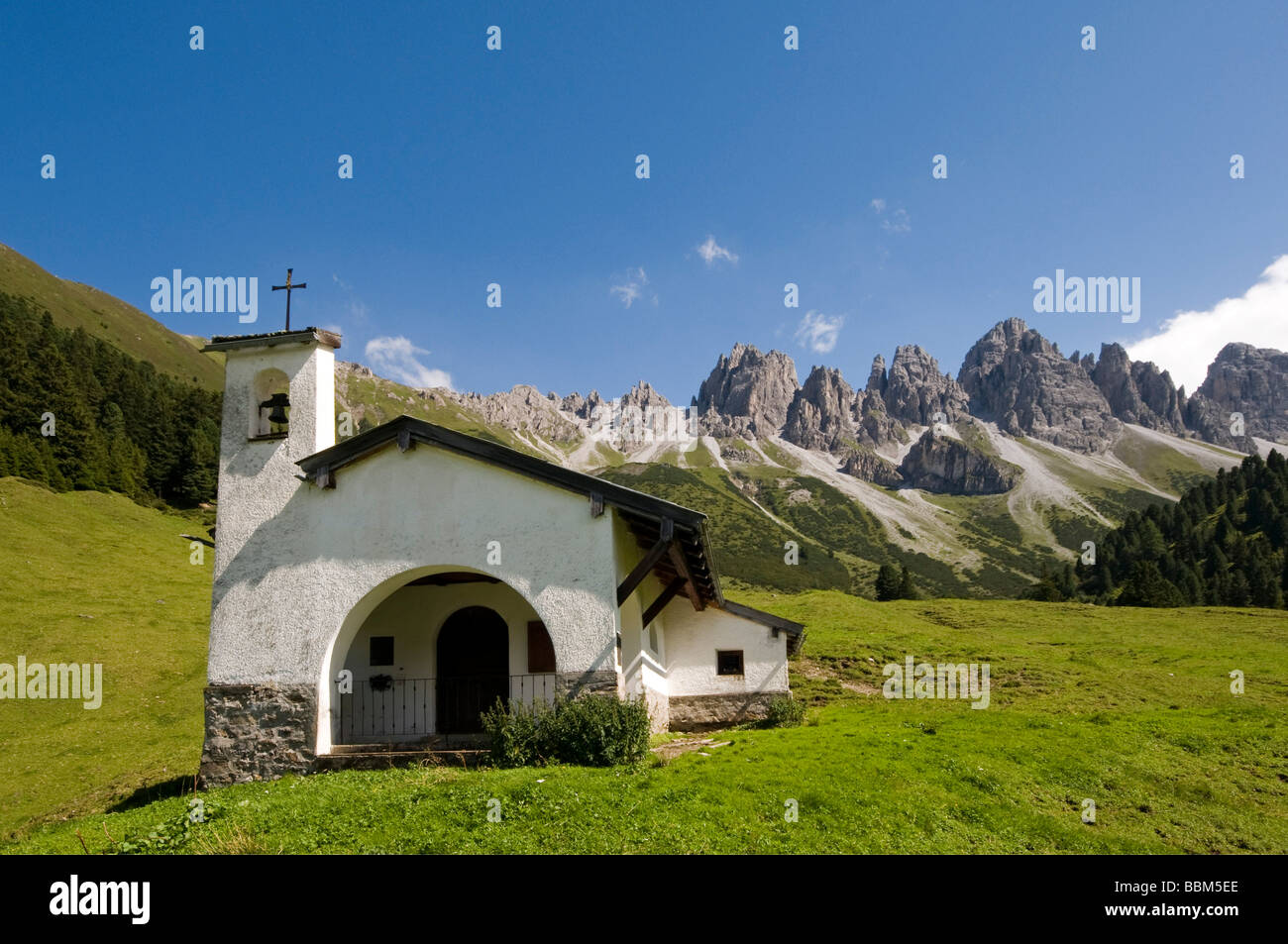Alp chapel, Kalkkoegel mountain at back, Kemater Alm, Axams district, Tyrol, Austria, Europe Stock Photo
