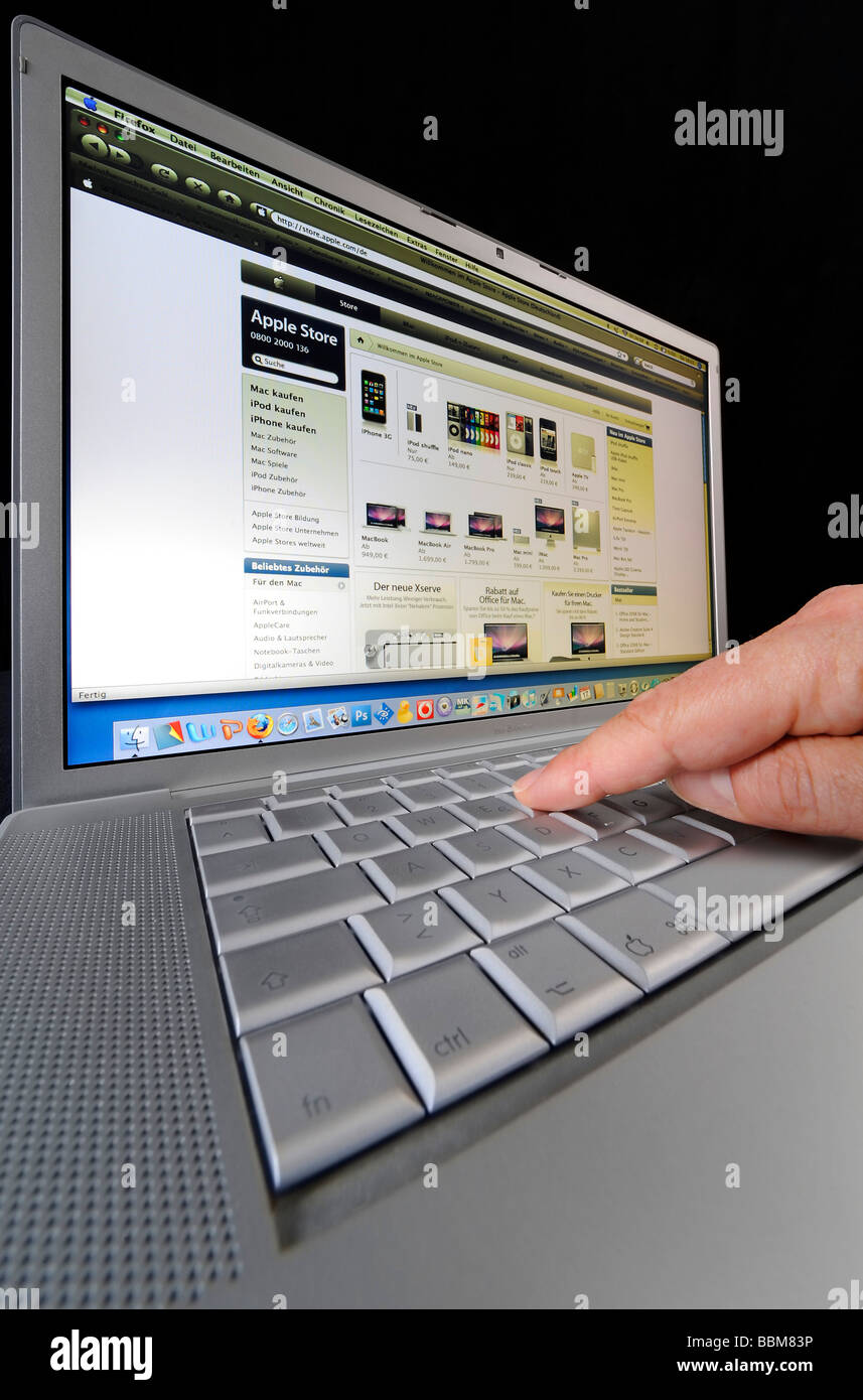 Apple Online Store displayed on an Apple MacBook Pro Stock Photo