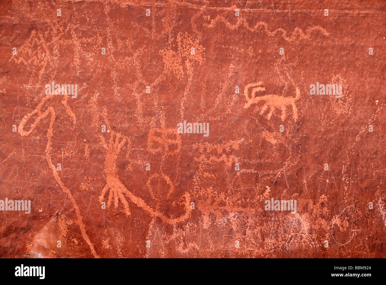 Historic stone etchings, petroglyphes, about 4000 years old, Atlatl Rock, Valley of Fire State Park, Nevada, USA Stock Photo