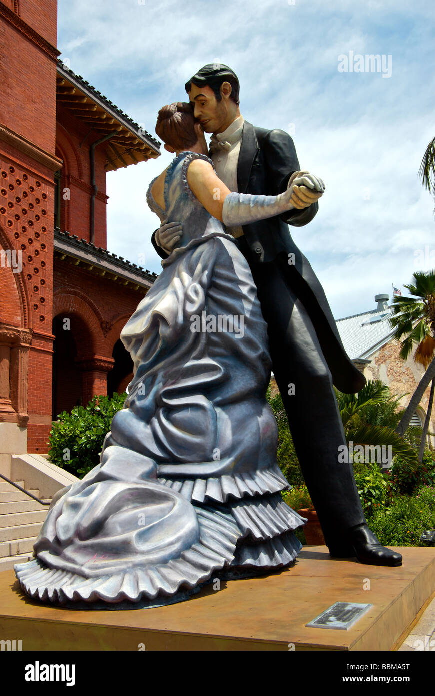Enormous sculpture of couple dancing in front of Museum of Art History at The Custom House Stock Photo