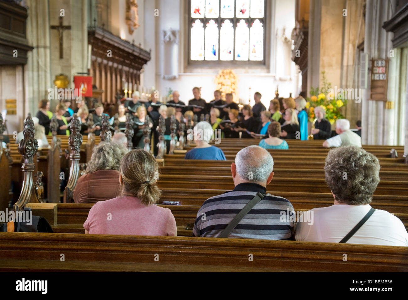 Church congregation listening to the choir singing, Great St Marys Church, Cambridge, UK Stock Photo