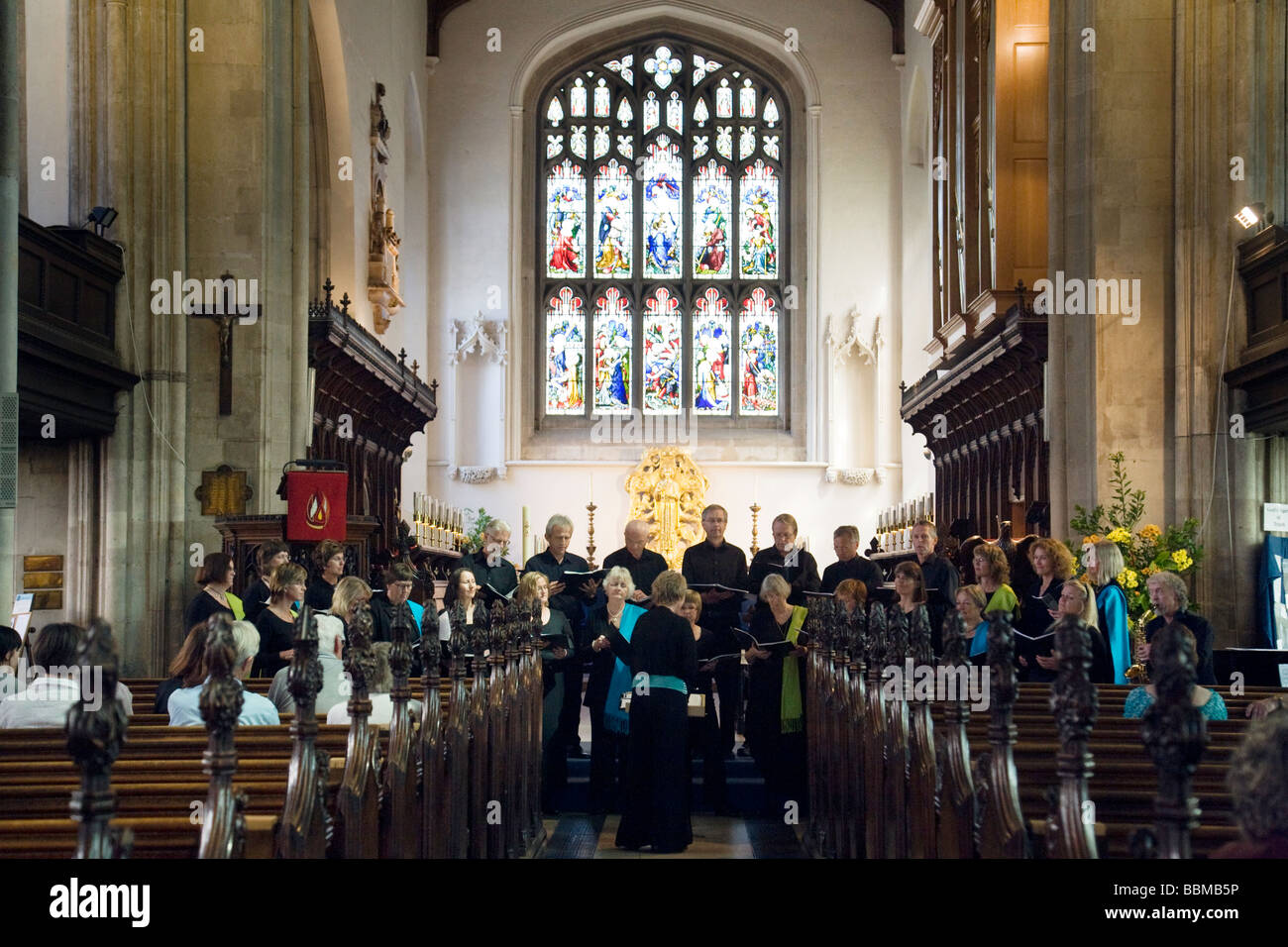 Church congregation listening to the choir singing, Great St Marys Church, Cambridge, UK Stock Photo
