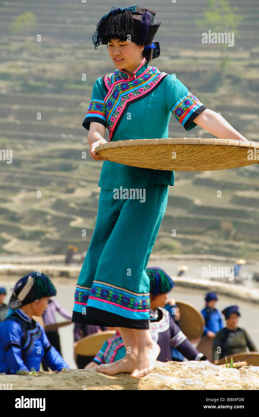 Hani Akha woman with her rice sifting basket in Yuanyang China Stock Photo