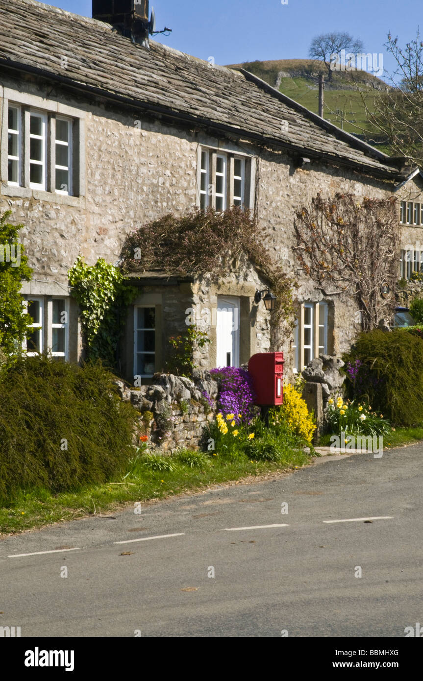 dh Yorkshire Dales National Park CONISTONE NORTH YORKSHIRE English Red post box outside village cottage uk house England Stock Photo