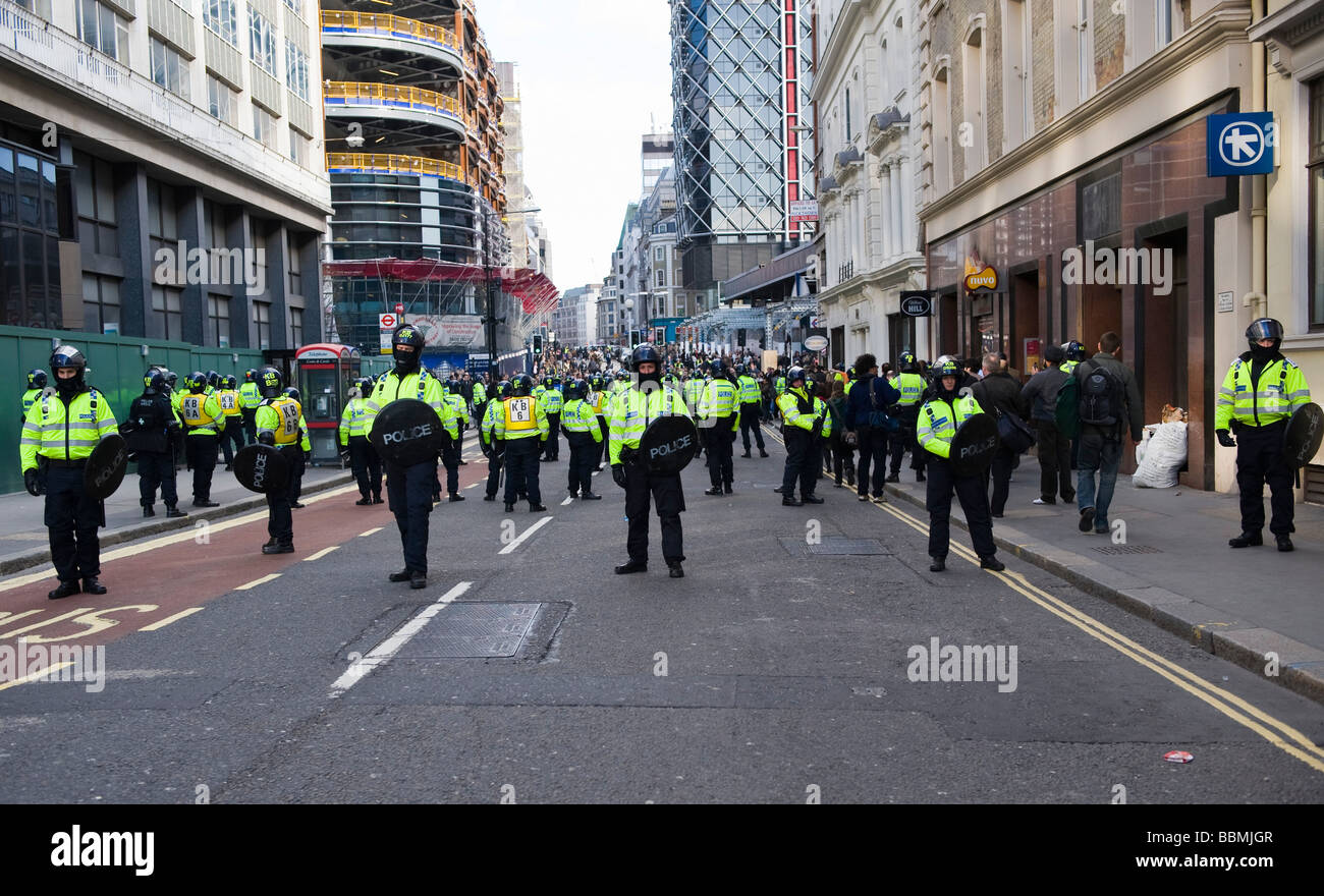 Police officers in riot gear a lined up  the City of London ahead of the G20 summit of world leaders, 1 April 2009 Stock Photo