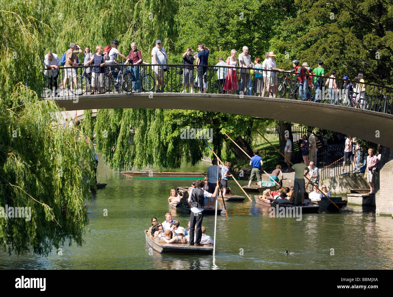 Punting on the River Cam at Garret Hostel Lane bridge in Cambridge, UK on a sunny summers day Stock Photo