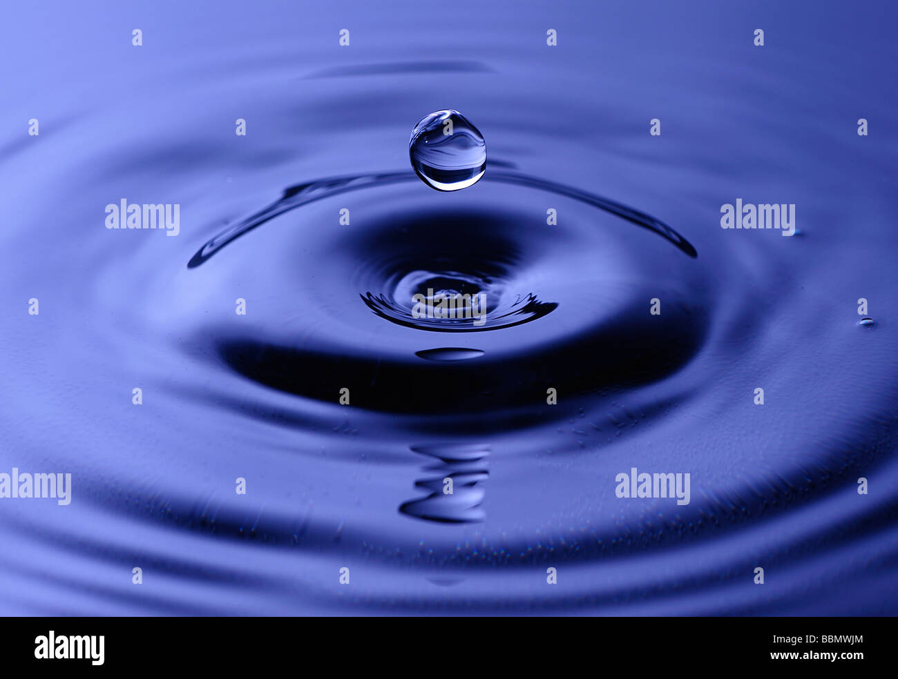 Drops hitting surface water close up hi-res stock photography and ...