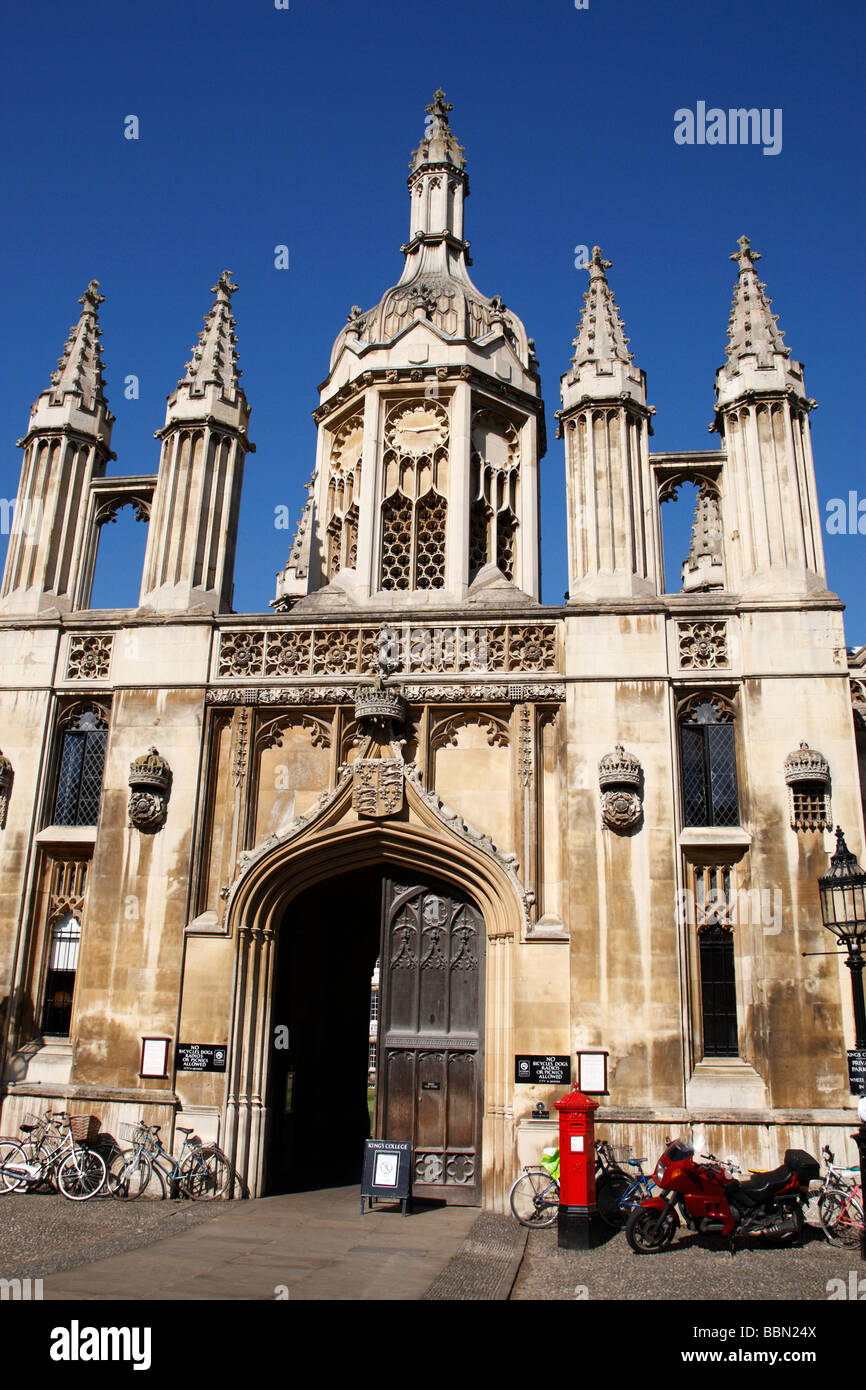 main entrance known as the gatehouse to king's college on king's parade cambridge uk Stock Photo