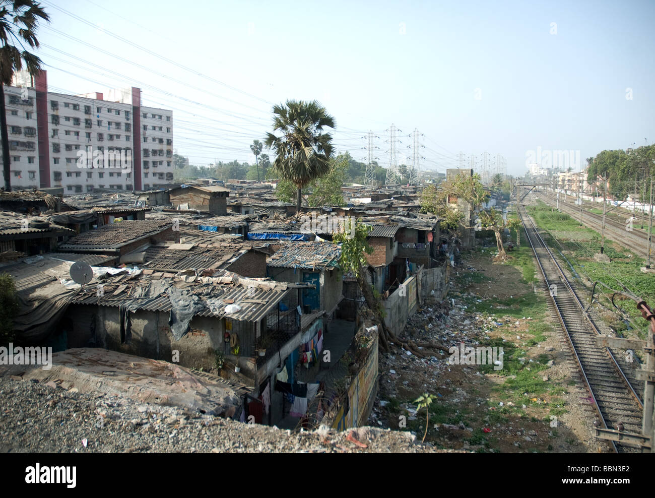 a view of the slums of Mumbai and railway line Stock Photo