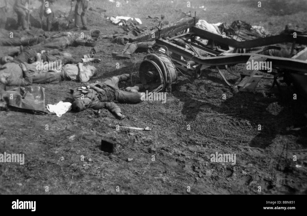 events, Second World War / WWII, Russia 1941, Soviet column after German air raid between Bialystok and Vaukavysk, destroyed lorry, killed soldiers, July 1941, Stock Photo
