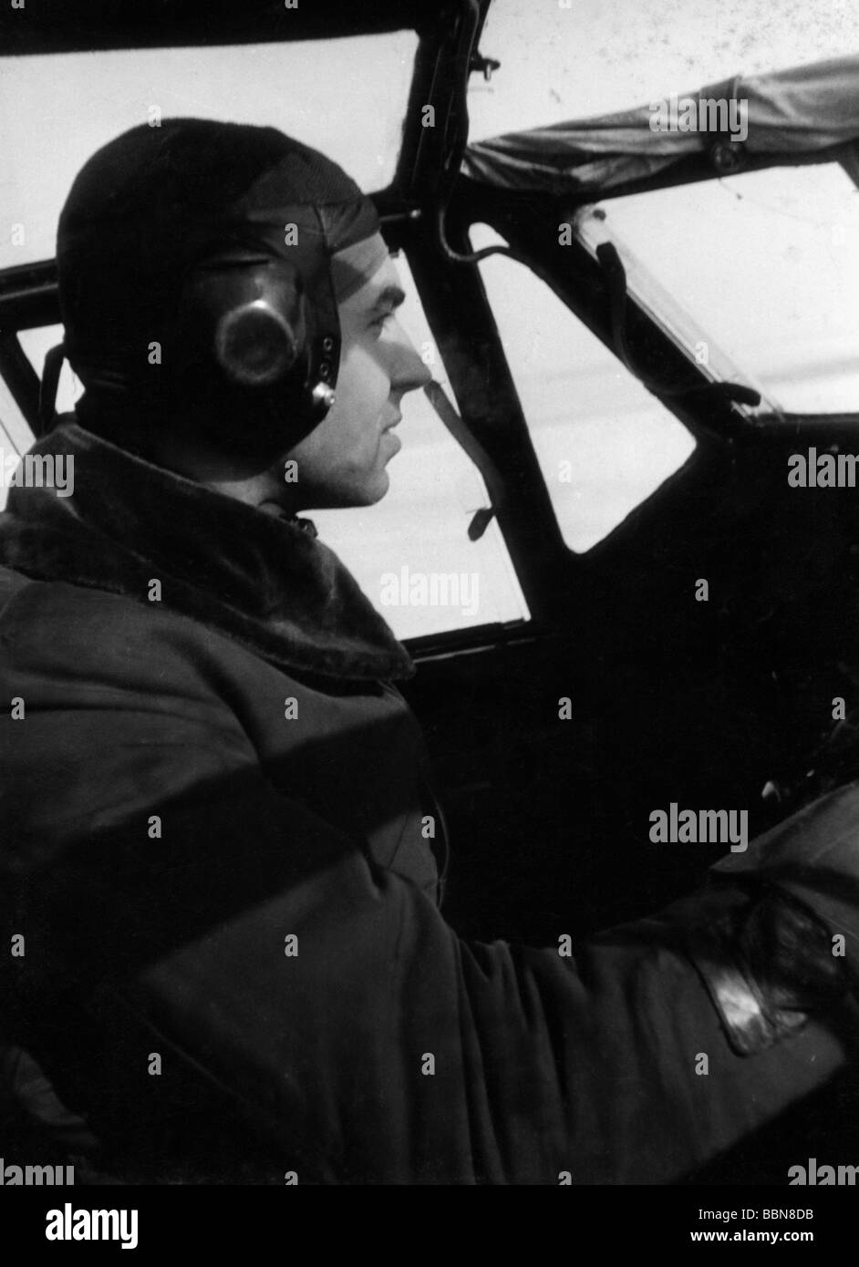 events, Second World War / WWII, aerial warfare, aircraft, details / interiors, the pilot of a German transport and reconnaissance aircraft Focke-Wulf Fw 200 'Condor' in the cockpit, Southern Germany, 11.2.1943, Stock Photo