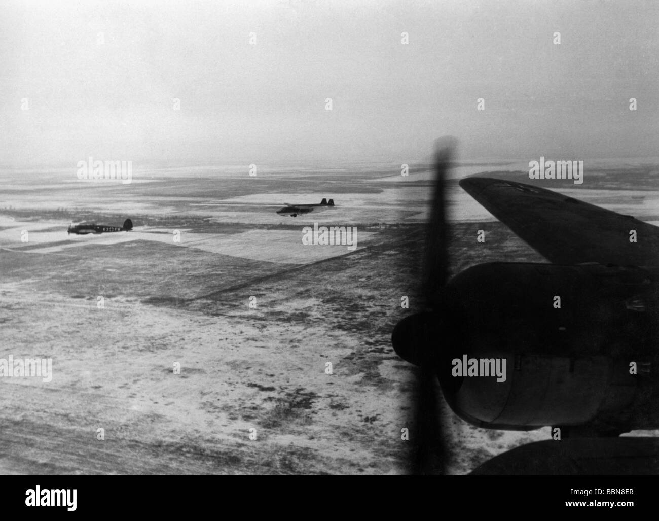 events, Second World War / WWII, Russia, aerial warfare, German bomber pulling a transport glider Gotha Go 242, view from the cockpit of a Focke-Wulf Fw 200 'Condor', near Stalino, Ukraine, 11.2.1943, Stock Photo