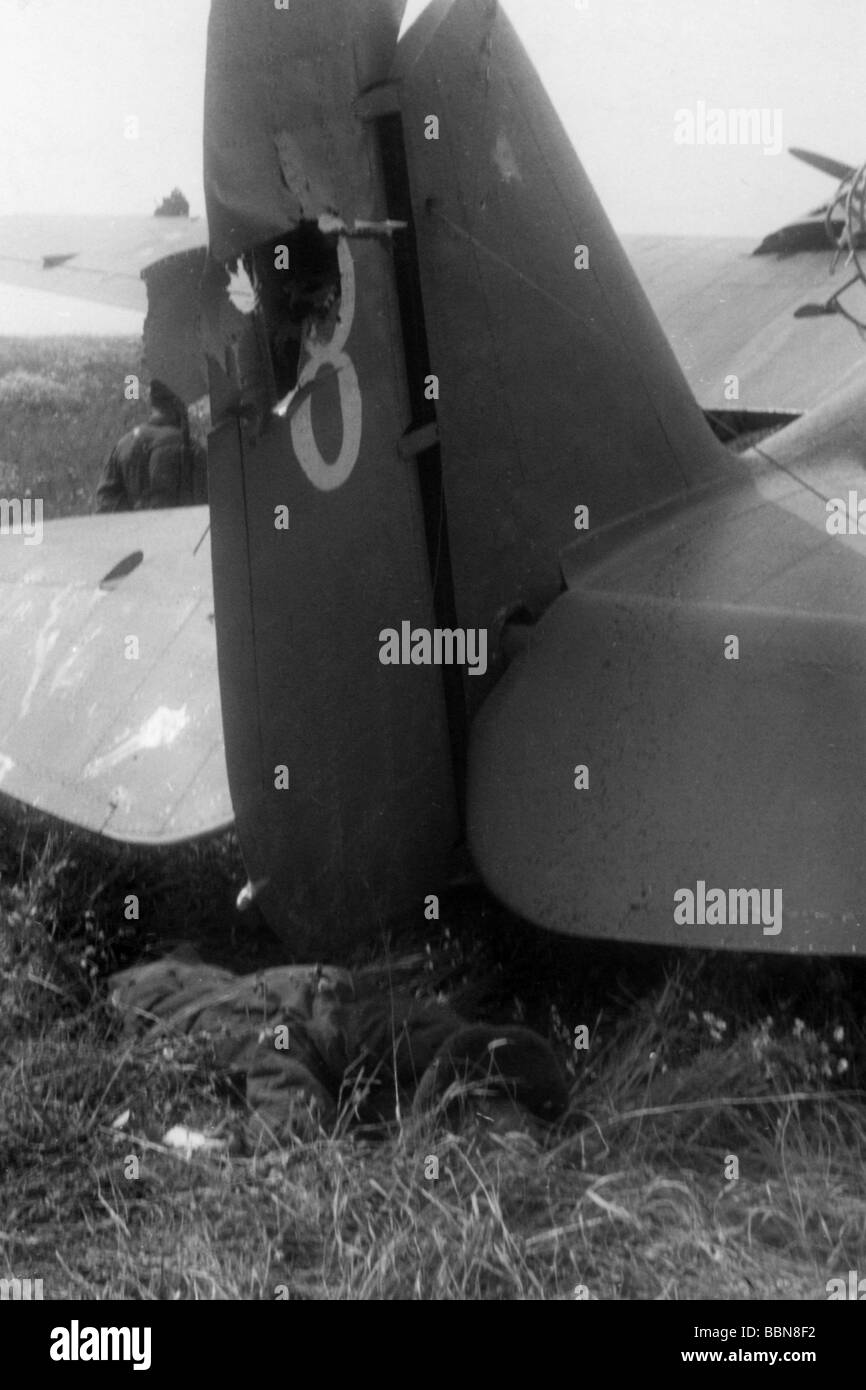 events, Second World War / WWII, aerial warfare, aircraft, crashed / damaged, Soviet bomber Tupolev ANT-40 (SB), captured by German troops after a forced landing, Dukhovshchina near Smolensk, Russia, 26.7.1941, fallen pilot under the tail unit, Stock Photo