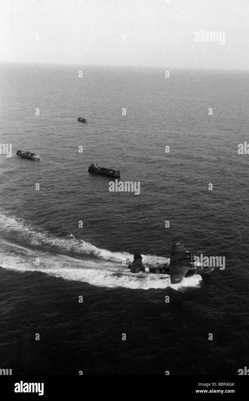 events, Second World War / WWII, Russia 1944 / 1945, Crimea, evacuation of Sevastopol, German landing craft in the Black Sea, aerial photo, early May 1944, a flying boat Dornier Do 24 is landing to take over severely wounded soldiers, Eastern Front, USSR, Wehrmacht, retreat, transport, naval, sea, navy, Kriegsmarine, Soviet Union, 20th century, historic, historical, soldiers, boat, boats, vessel, vessels, Third Reich, Do24, Do-24, flying-boat, medical service, people, 1940s, Stock Photo