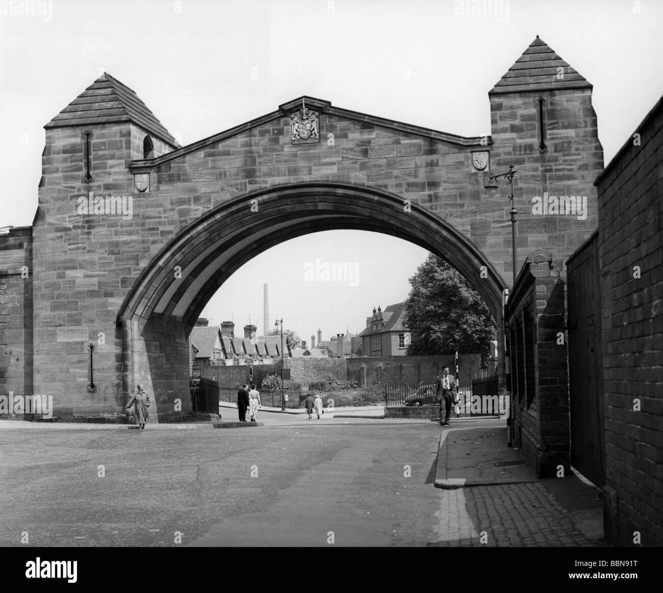 geography / travel, Great Britain, Chester, buildings, New Gate, pedestrians at city gate, 1950s, Stock Photo