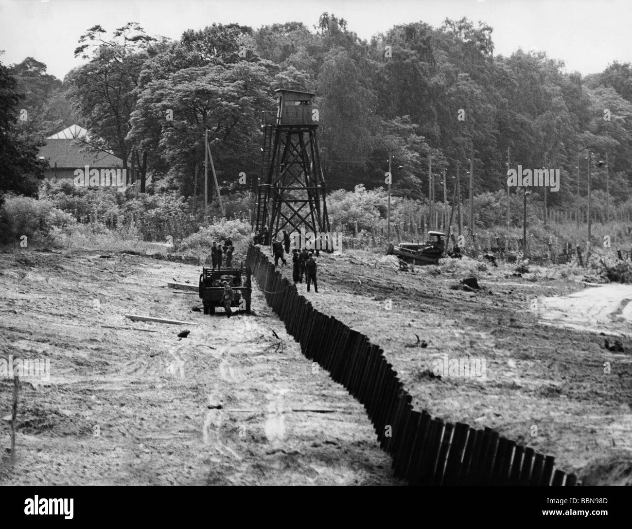 geography / travel, Germany, Berlin, constuction of new barriers near Steinstuecken, circa 1965, Stock Photo