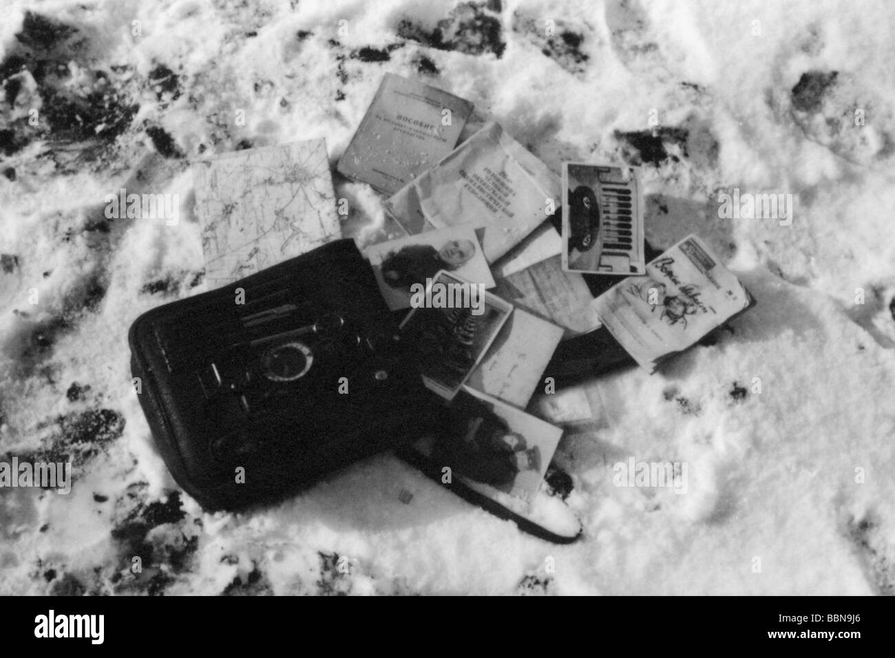 events, Second World War / WWII, Russia 1944 / 1945, German counterattack near Britskoye, Ukraine, late January 1944, belongings of a fallen or captured Soviet officer, utensils, Eastern Front, historic, historical, winter, snow, USSR, Soviet Union, pictures, photos, bag, equipment, compass, pair of compasses, map, scissors, 20th century, historic, historical, Red Army, losses, 1940s, Stock Photo