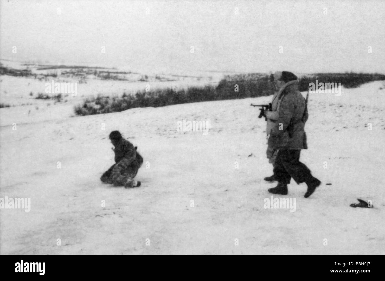 events, Second World War / WWII, Russia 1944 / 1945, German counterattack near Britskoye, Ukraine, late January 1944, German soldiers taking a Soviet soldier prisoner, Eastern Front, historic, historical, winter, snow, USSR, Soviet Union, 20th century, historic, historical, Red Army, losses, POW, POWs, winter clothes, Wehrmacht, submachine gun, 1940s, people, Stock Photo