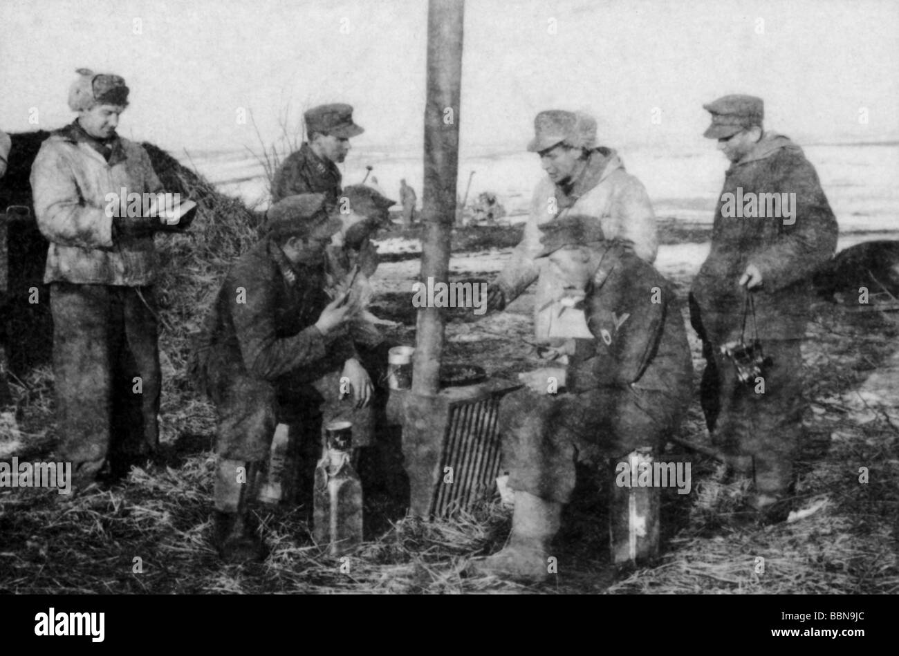 events, Second World War / WWII, Russia 1944 / 1945, German soldiers with a self-made stove, near Britskoye, Ukraine, late January 1944, Eastern Front, historic, historical, winter, snow, USSR, Soviet Union, 20th century, historic, historical, winter clothes, Wehrmacht, Luftwaffe, warming up, 1940s, people, Stock Photo