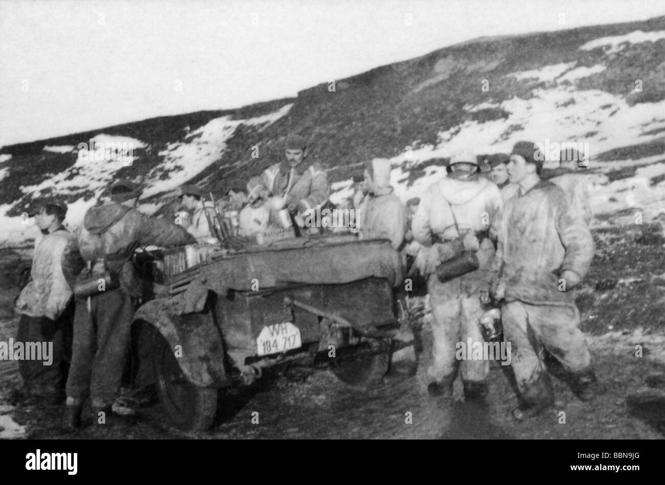 events, Second World War / WWII, Russia 1944 / 1945, German soldiers receiving food, near Britskoye, Ukraine, late January 1944, Eastern Front, historic, historical, USSR, Soviet Union, 20th century, historic, historical, winter clothes, Wehrmacht, car, 1940s, people, Stock Photo