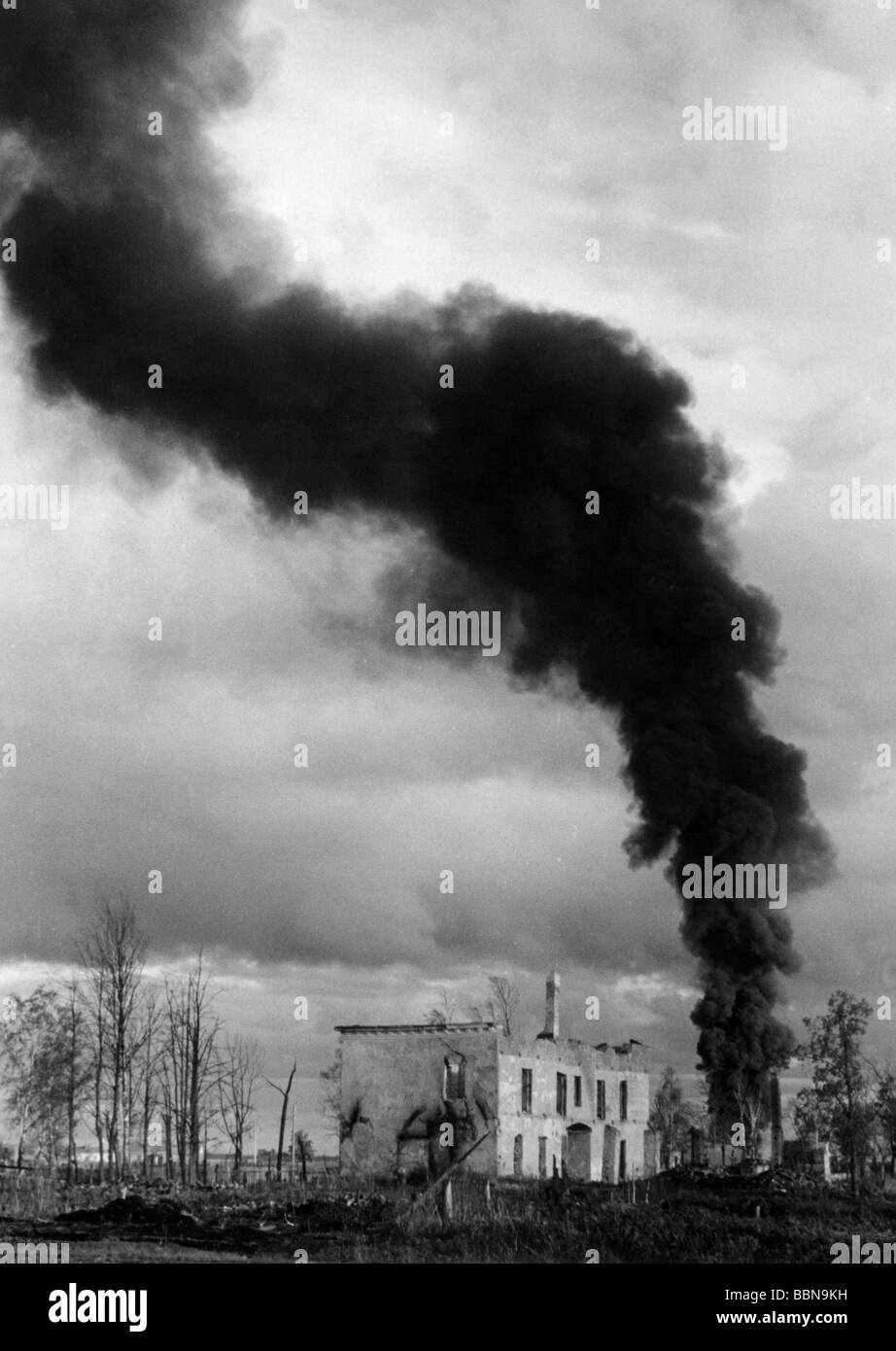 events, Second World War / WWII, Russia 1942 / 1943, partisan warfare, Soviet village, destroyed during fightings against partisans, circa 1942, ruin, ruins, destruction, Third Reich, 20th century, historic, historical, USSR, Soviet Union, smoke, Eastern Front, burning, 1940s, Stock Photo