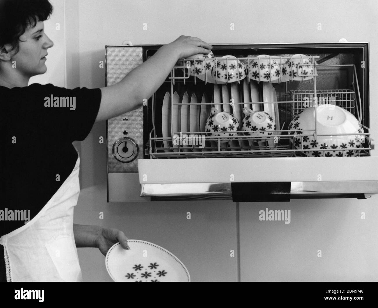 Kitchen 1960s dishwasher hi-res stock photography and images Kitchen 1960s dishwasher hi-res stock photography and images